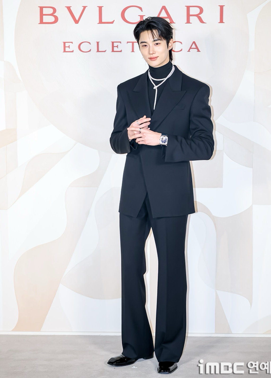 Byeon Woo Seok mang hình tượng Đại quân bước ra đời thực.