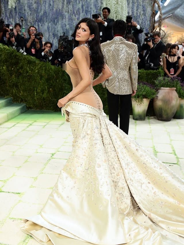 Khi Kylie Jenner dự Met Gala...