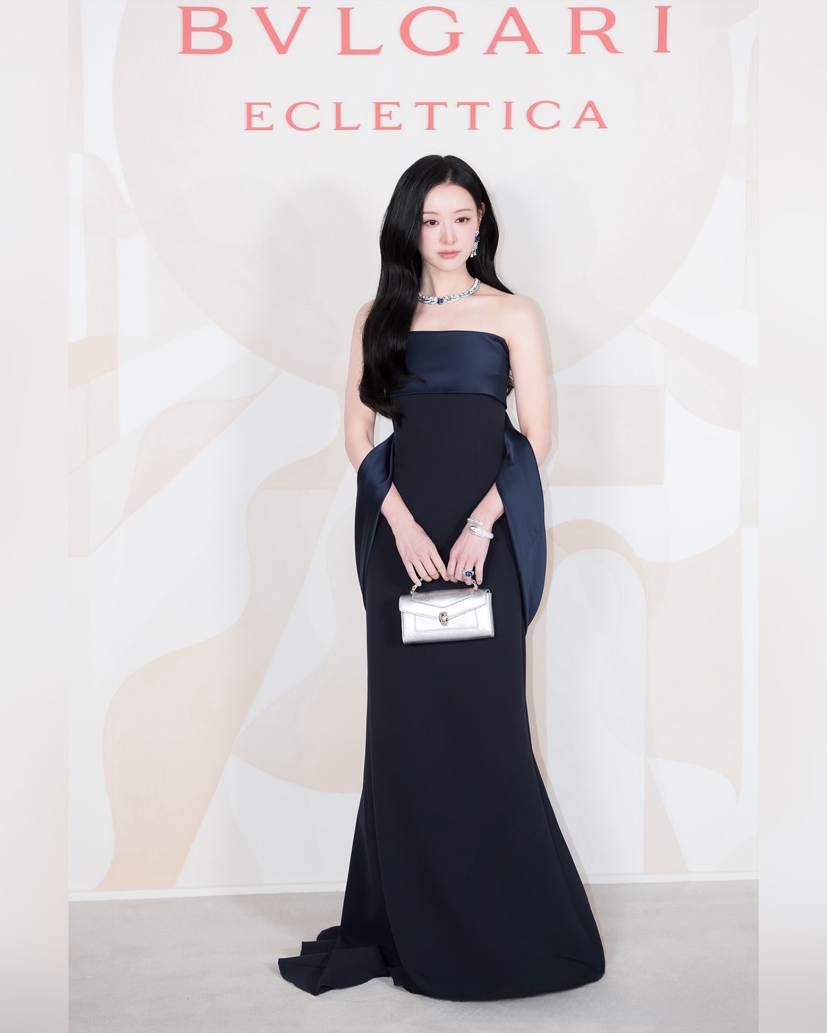 Jang Wonyoung lộ rõ mặt đơ khi xuất hiện cùng Kim Ji Won,
