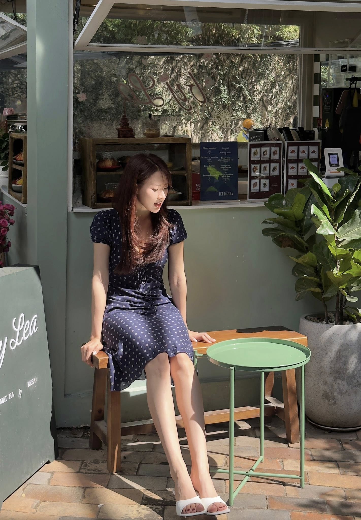 Dù là kiểu dáng dài tay hay ngắn tay, đầm hoa nhí vẫn luôn được Minh Trang ưu ái diện thường xuyên. Những thiết kế mỏng nhẹ, màu sắc và họa tiết dịu mắt mang đến cảm giác nữ tính, trẻ trung nhưng vẫn rất thoải mái trong ngày hè. Đây cũng là item được nhiều chị em yêu thích vì dễ mặc, dễ đẹp, chỉ cần diện lên là tổng thể đã trông xinh xắn và có sức sống hơn hẳn