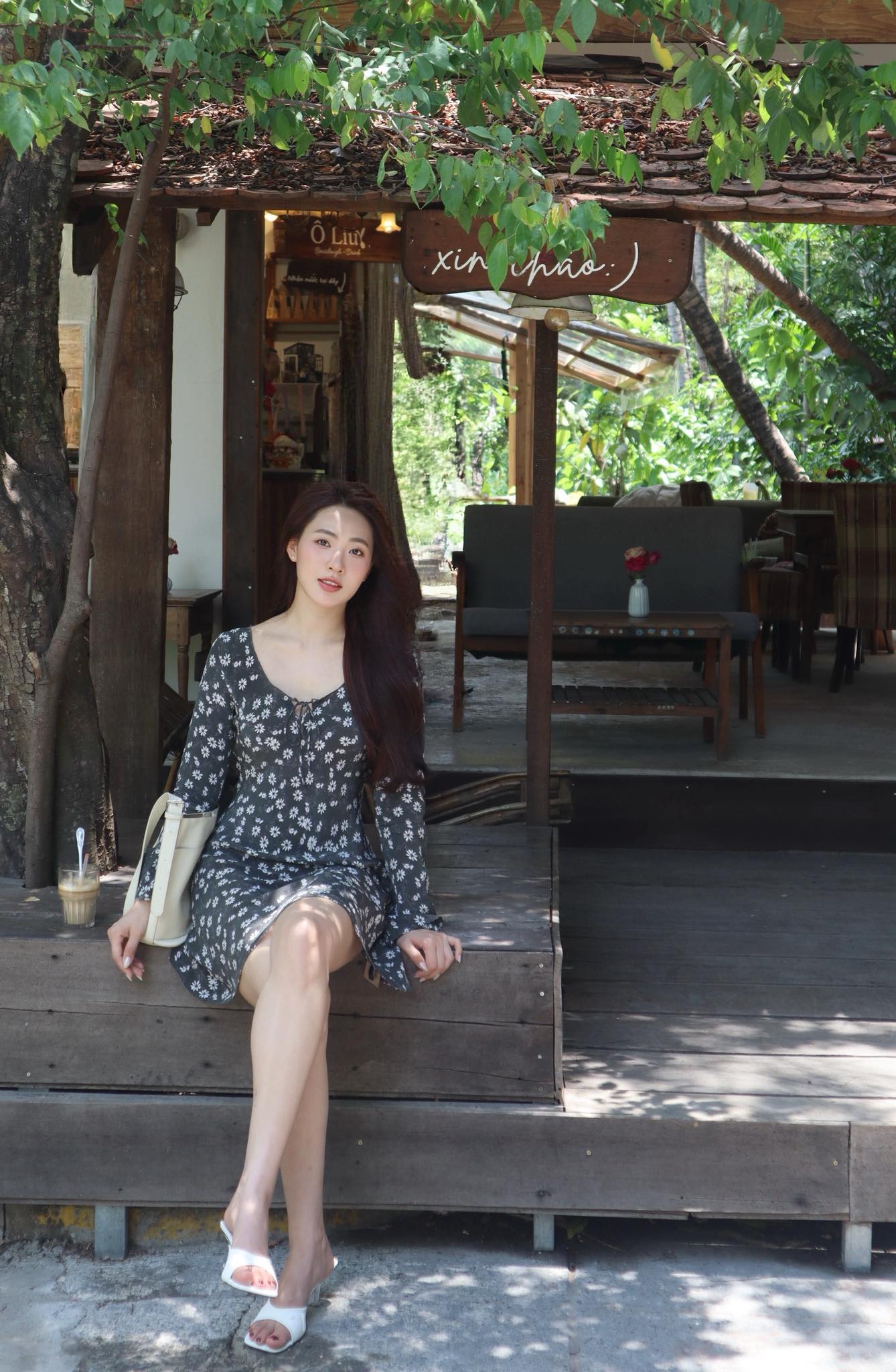 Minh Trang diện chiếc đầm hoa nhí dáng ngắn với chất liệu mỏng nhẹ, mang đến vẻ ngoài dịu dàng và đầy nữ tính. Thiết kế đơn giản, thoải mái nhưng vẫn giúp cô khoe trọn visual ngọt ngào, thanh thoát mà không cần mix match quá cầu kỳ