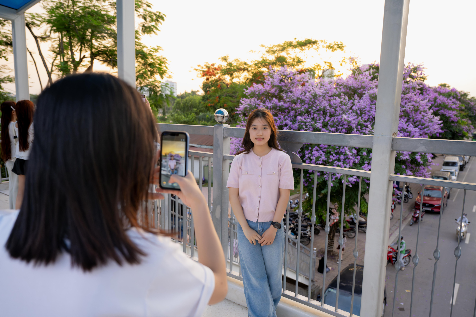 Cứ sau 3 giờ chiều, một góc phố ở Hà Nội lại đông kẹt cứng vì 1 cây hoa