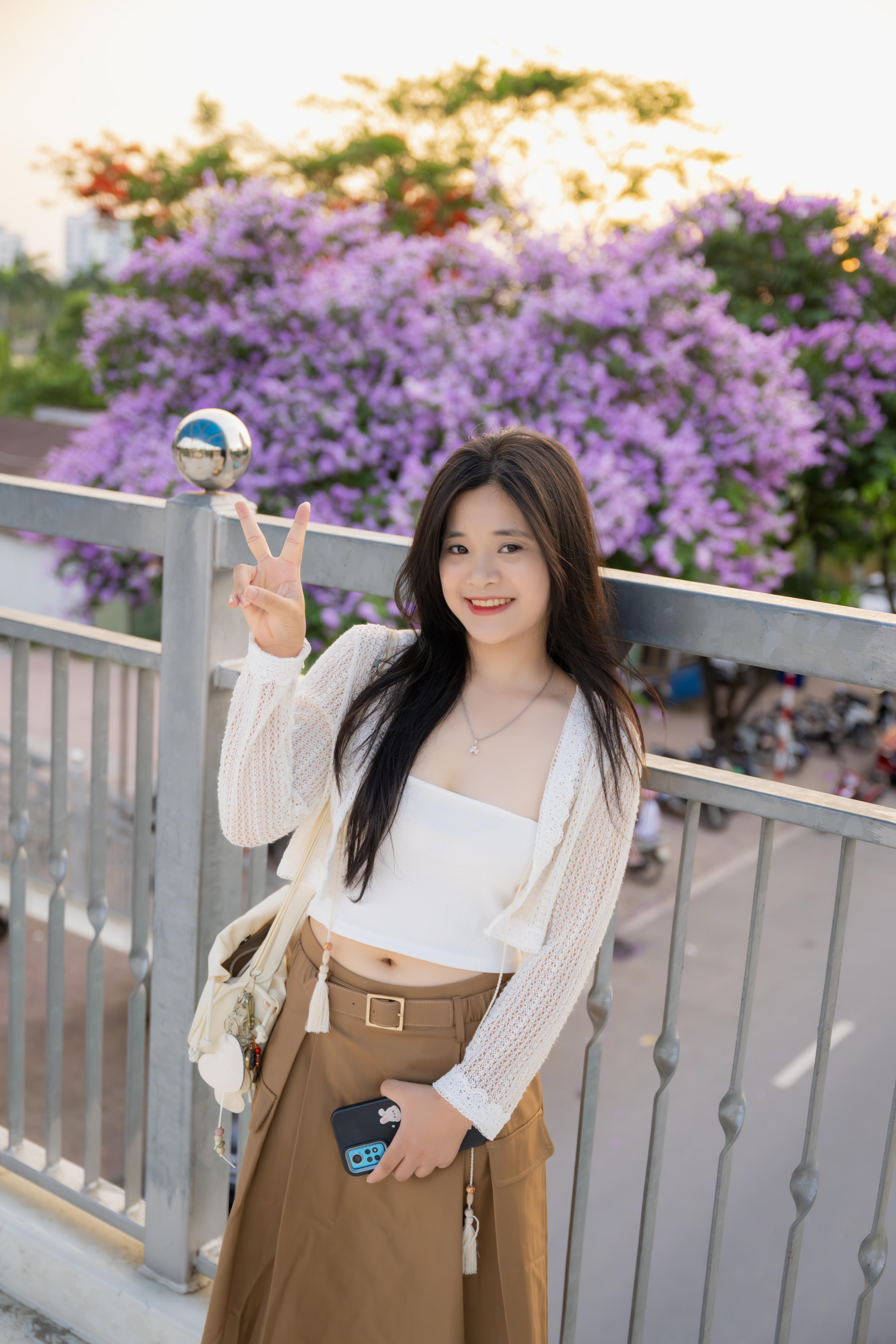 Cứ sau 3 giờ chiều, một góc phố ở Hà Nội lại đông kẹt cứng vì 1 cây hoa