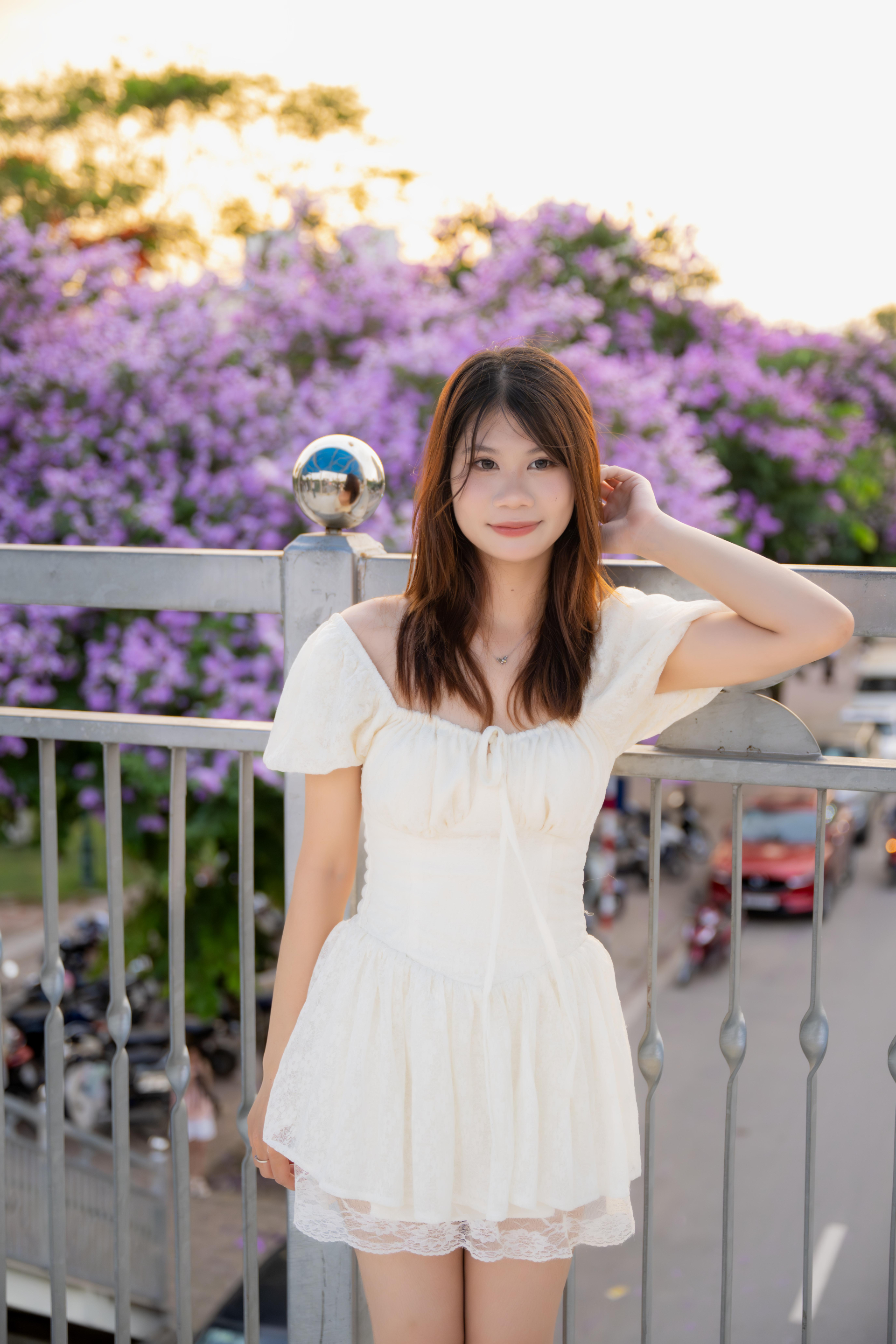 Cứ sau 3 giờ chiều, một góc phố ở Hà Nội lại đông kẹt cứng vì 1 cây hoa