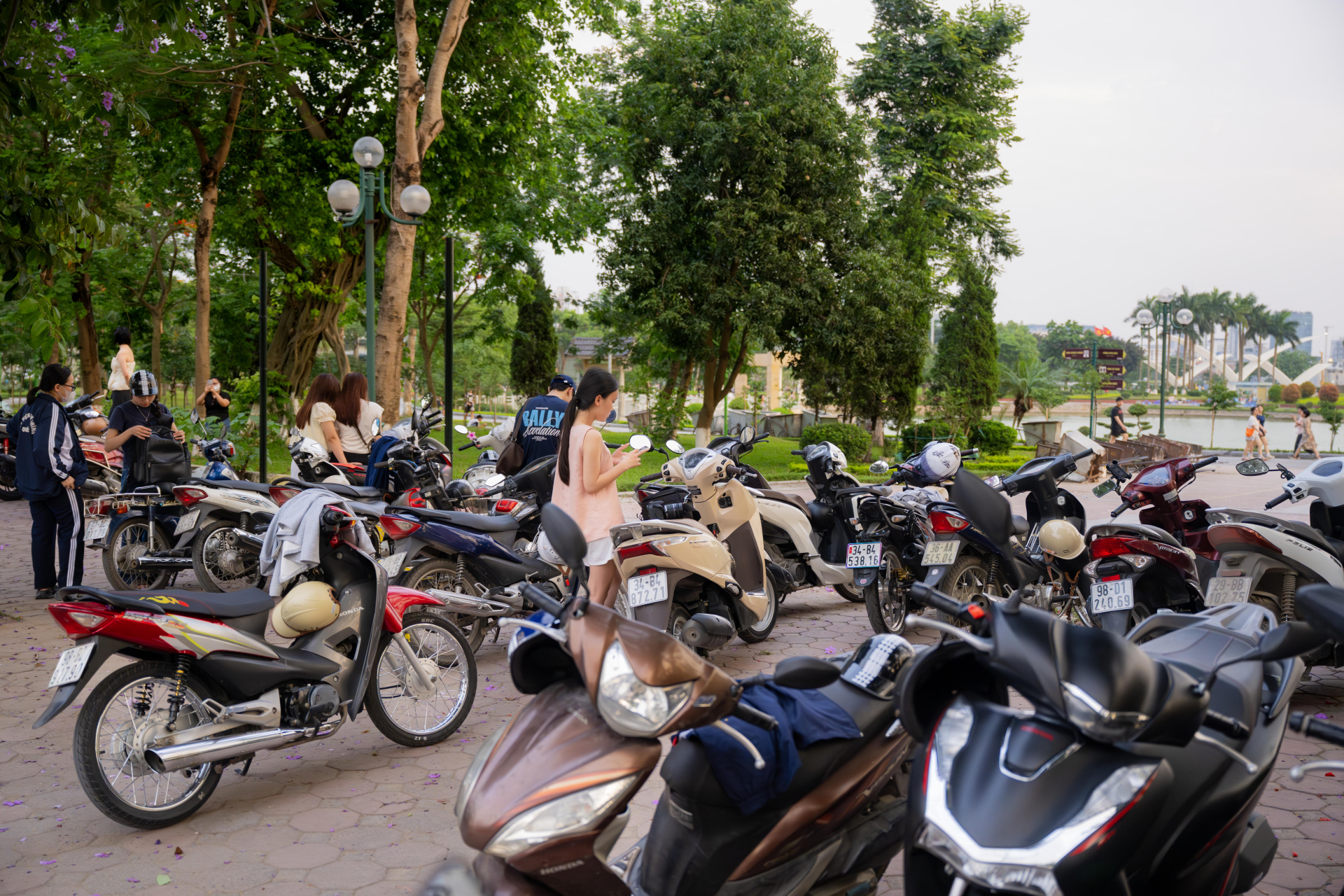 Những bãi gửi xe gần đó cũng đông kín xe máy