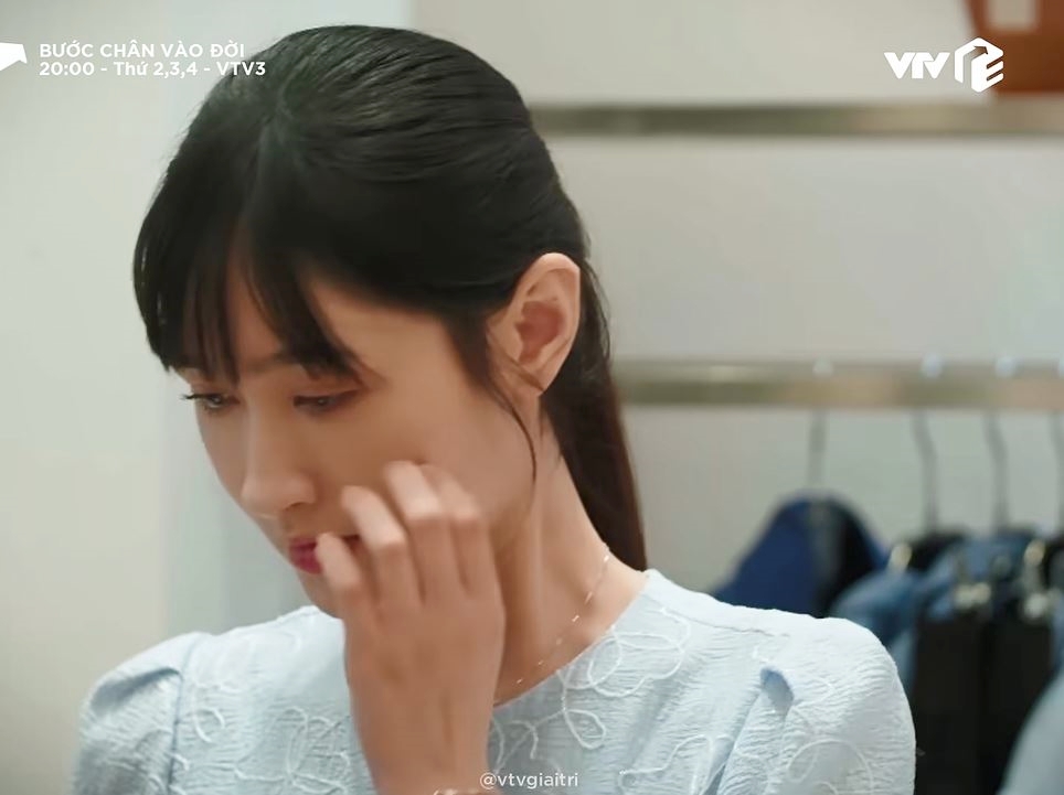 Thu vẫn tỏ ra hách dịch, coi thường Trang. Trong khi đó, Trang lại hiền lành hết mức, không hề phản kháng lại việc bị bạn bắt nạt