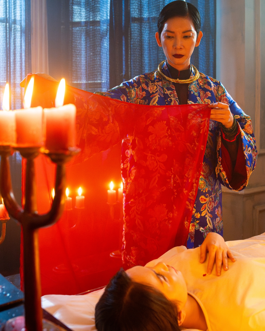 Phim cũng lạm dụng jump-scare gần như xuyên suốt thời lượng