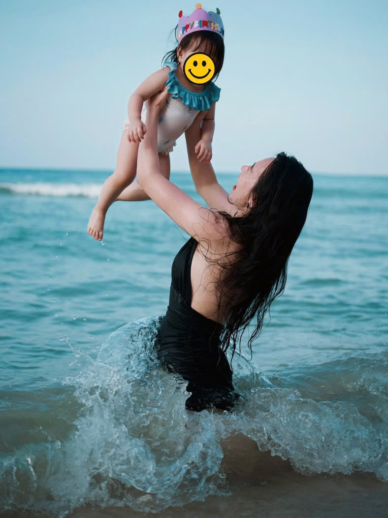 Diễn viên Phương Oanh đăng tải khoảnh khắc đi du lịch bên hai nhóc tỳ và gửi lời chúc mừng sinh nhật. Ảnh: FBNV