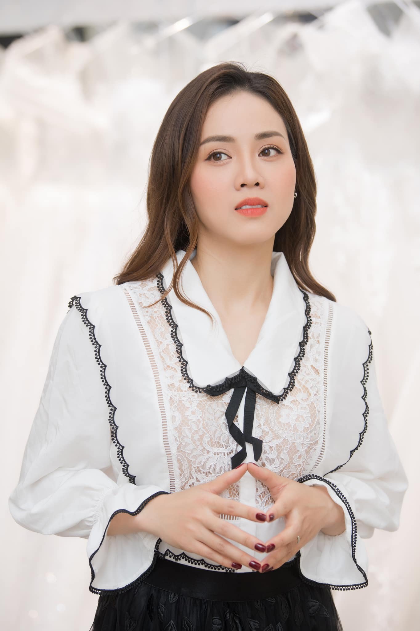 Cô cũng bày tỏ sự tiếc nuối khi chứng kiến một nghệ sĩ tài năng có thể đánh mất nhiều thứ chỉ trong thời gian ngắn. Ảnh: FBNV