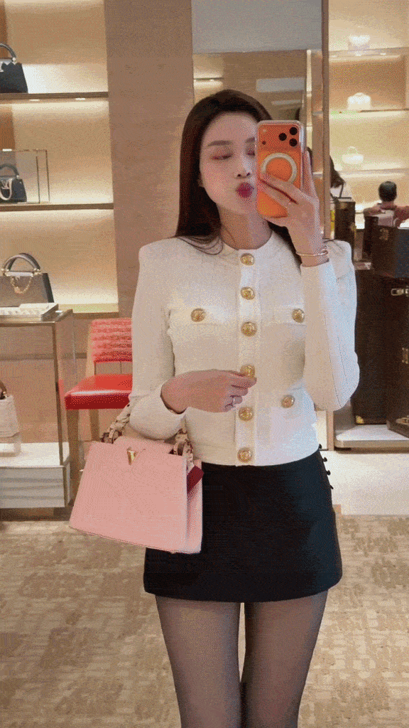 Cặp đôi đi mua sắm, ăn uống không cần nhìn giá.