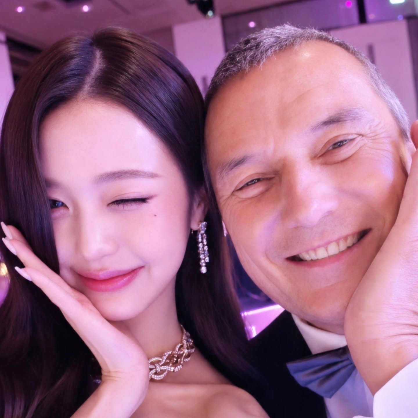 Có thể bức ảnh của nam CEO và Jang Won Young có đi qua một bộ filter khi có màu sắc và độ làm mịn da nhất định.