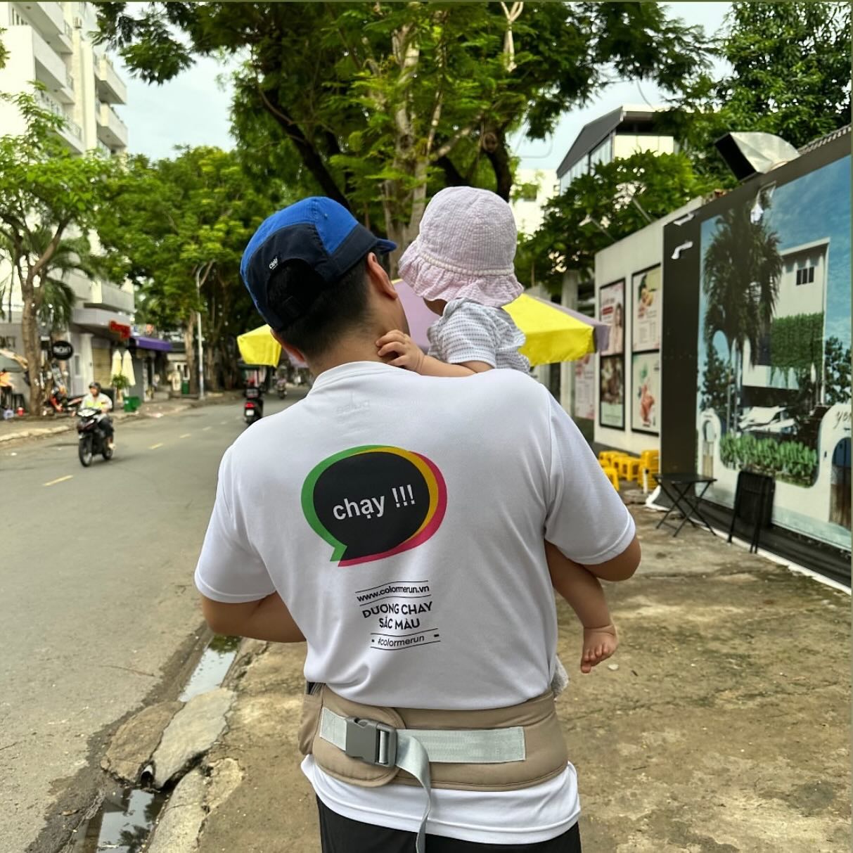 Cảnh con trai tỷ phú Johnathan Hạnh Nguyễn ngồi bệt trên vỉa hè ăn bánh mì