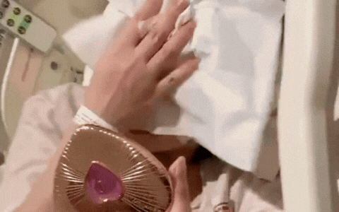 Quyên Qui vừa trang điểm vừa lau mồ hôi khi cơn đau đẻ kéo đến
