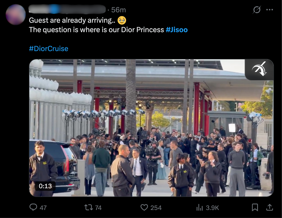 Người hâm mộ háo hức chờ đợi Jisoo lộ diện trước Bảo tàng LACMA. 