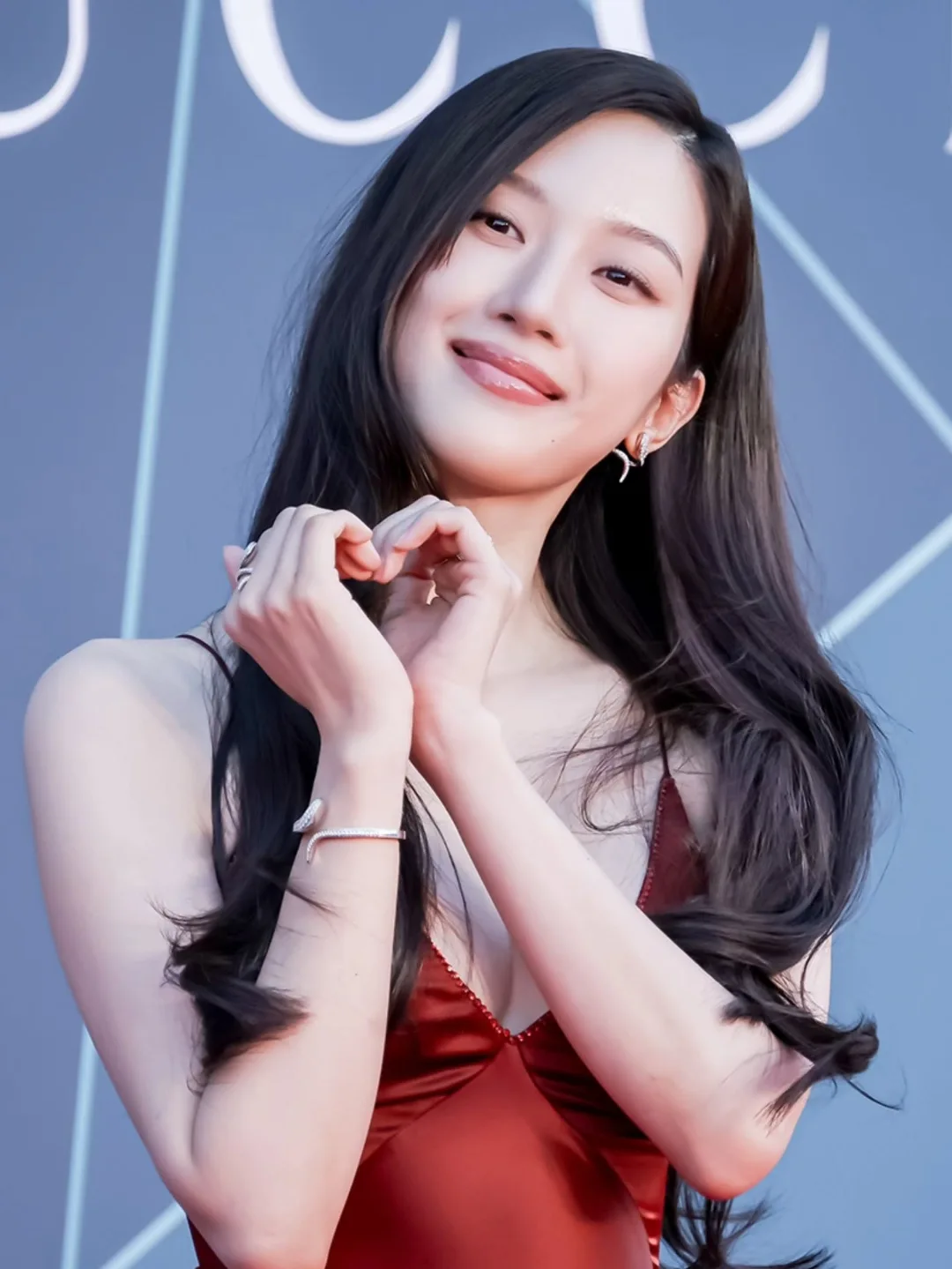 Moon Ga Young với tạo hình bùng nổ tại thảm đỏ Baeksang 2026. Nữ diễn viên khoe trọn vóc dáng quyến rũ cùng tỷ lệ cơ thể siêu đẹp trong mẫu slip dress đỏ đầy gợi cảm. (Ảnh: Instagram)