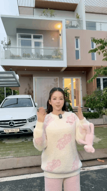 Showbiz có 1 mỹ nhân thấp bé nhưng body bốc lửa: 31 tuổi vẫn độc thân, sở hữu biệt thự 3 tầng góc nào cũng đẹp
