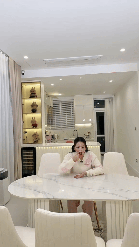 Showbiz có 1 mỹ nhân thấp bé nhưng body bốc lửa: 31 tuổi vẫn độc thân, sở hữu biệt thự 3 tầng góc nào cũng đẹp
