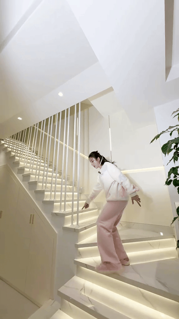 Showbiz có 1 mỹ nhân thấp bé nhưng body bốc lửa: 31 tuổi vẫn độc thân, sở hữu biệt thự 3 tầng góc nào cũng đẹp