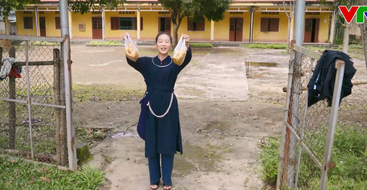 Vi Minh mang bánh chuối về mời các em học sinh