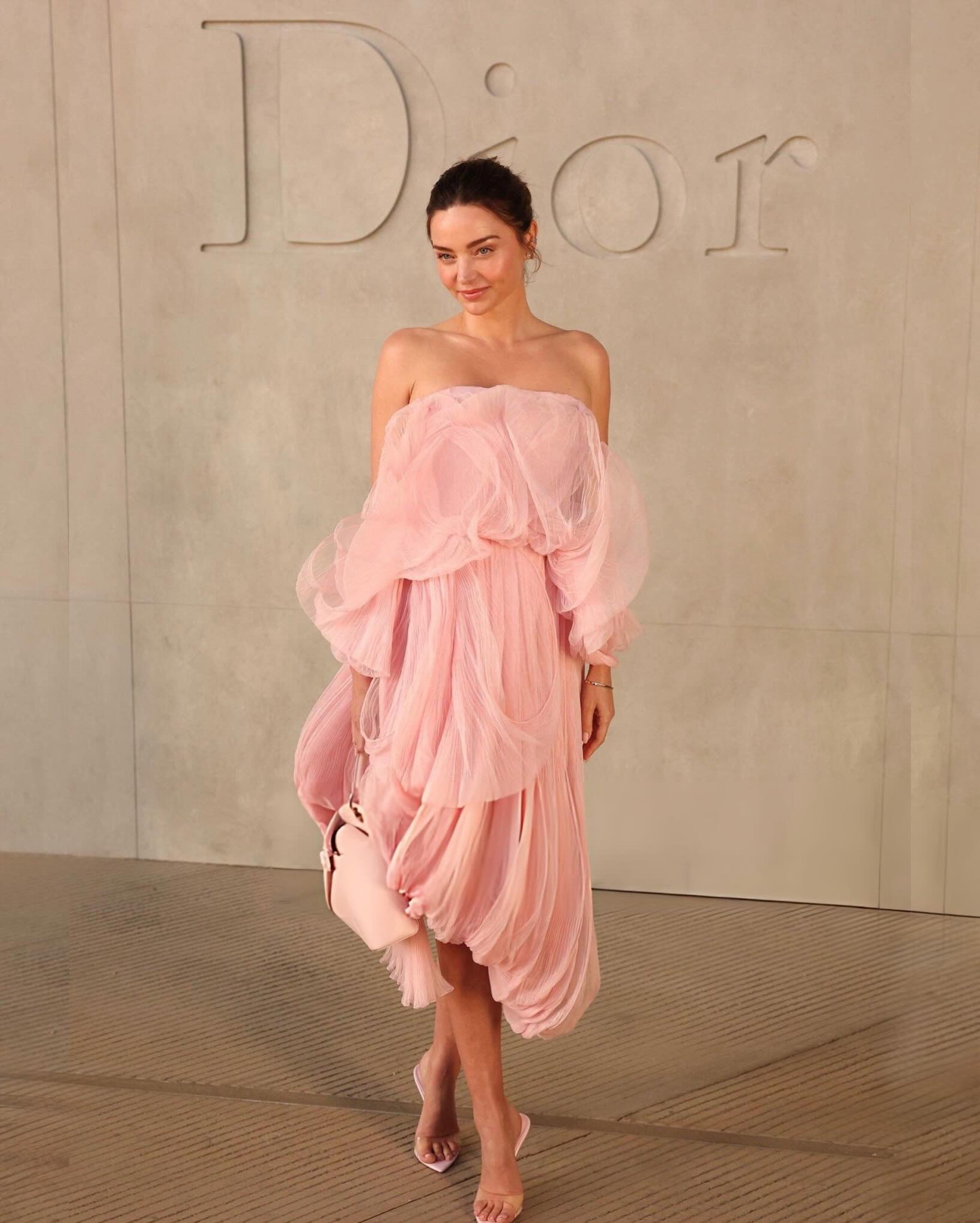 Miranda Kerr cũng diện một thiết kế trong BST FW26 
