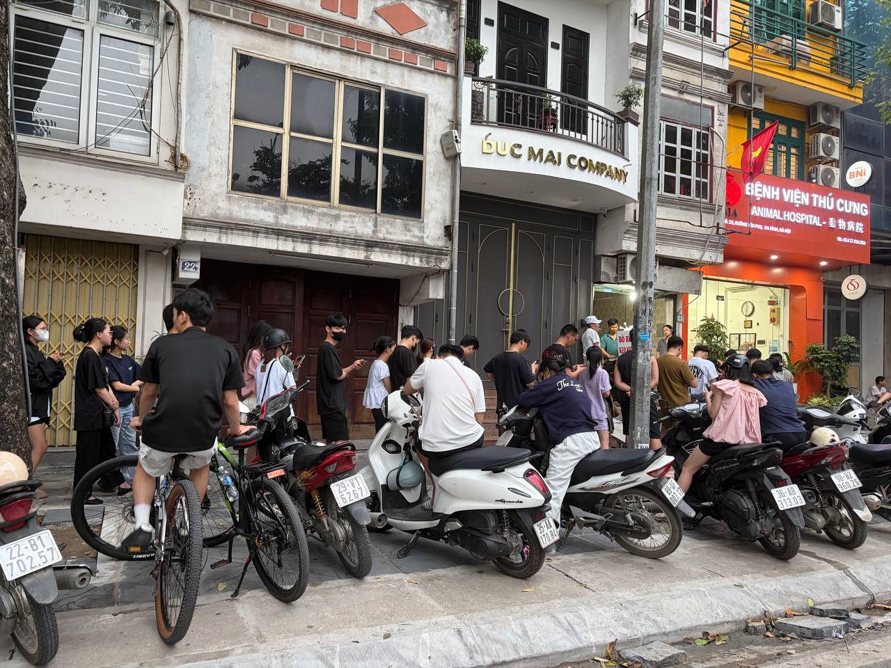 Bí ẩn quán bò bía bán chạy nhất Việt Nam: Anh chủ lên đời mặt bằng riêng, khách xếp hàng chục mét bán sạch sau 3 tiếng