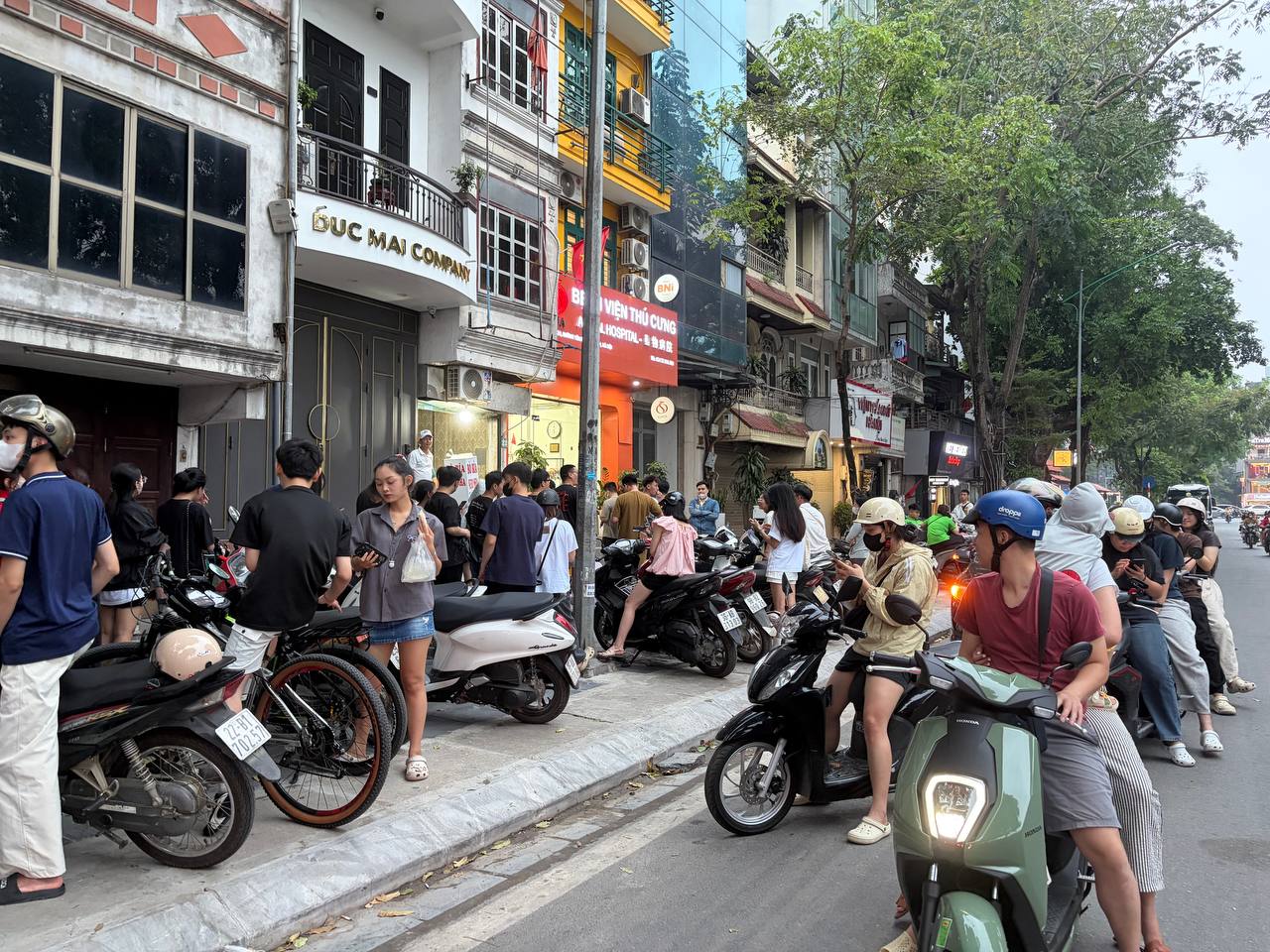 Gần như chiều nào cũng có đông đảo bạn trẻ đứng xếp chờ kéo dài hàng chục mét, thậm chí là đứng cả dưới lòng đường để mua bò bía