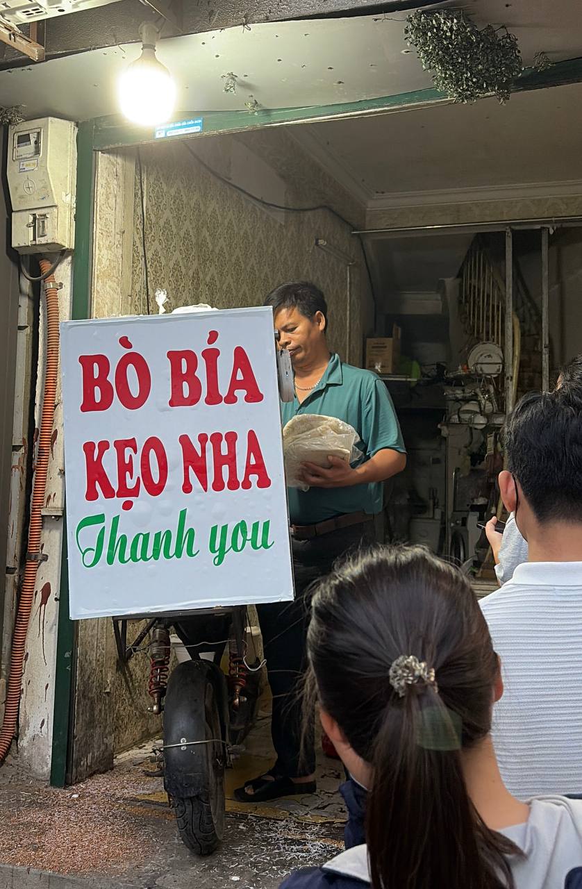 Do lượng khách quá đông, anh Thành gần như không có thời gian nghỉ tay