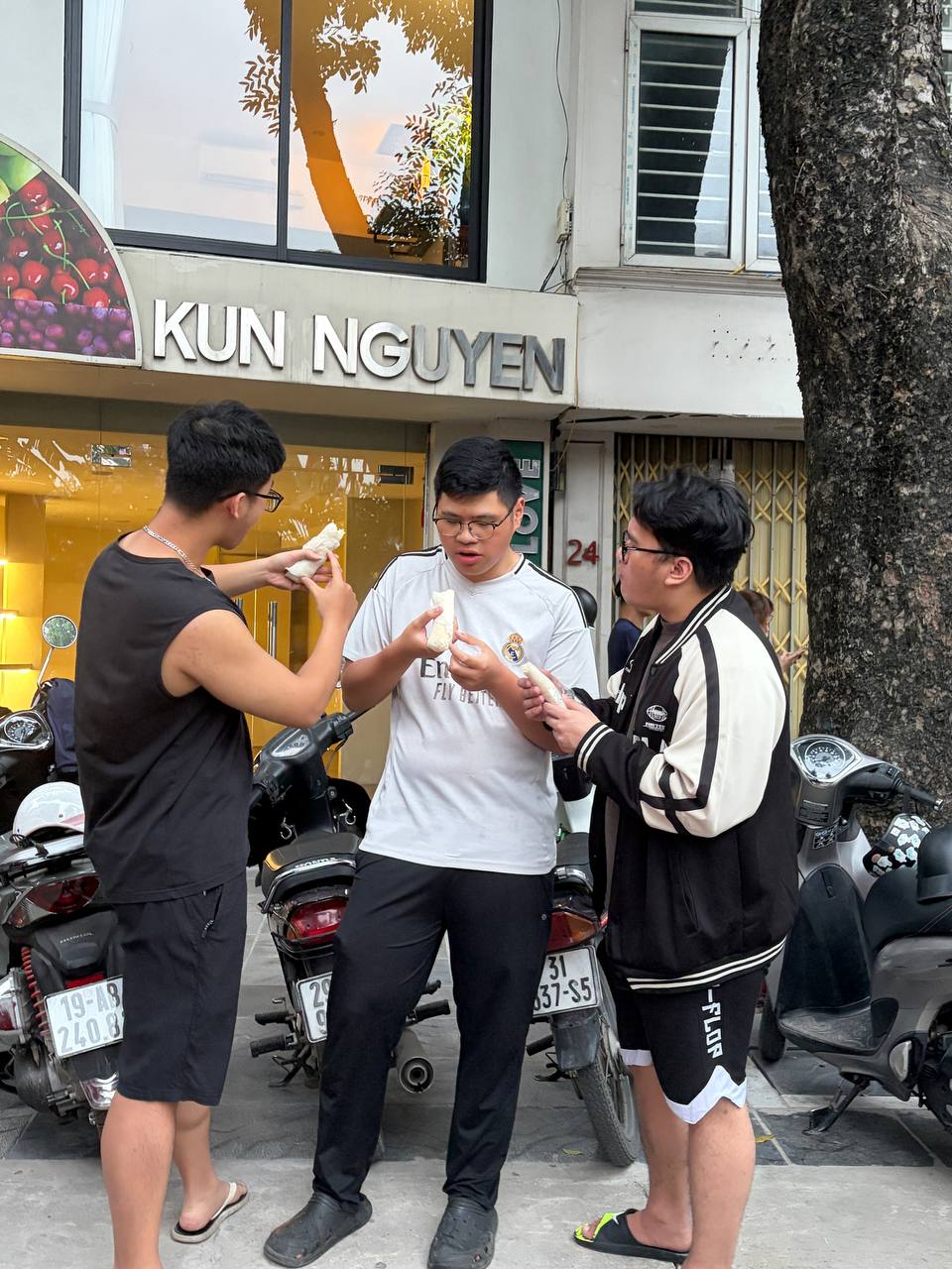 Các bạn trẻ hào hứng check-in với chiếc bò bía vừa xếp hàng dài để mua được