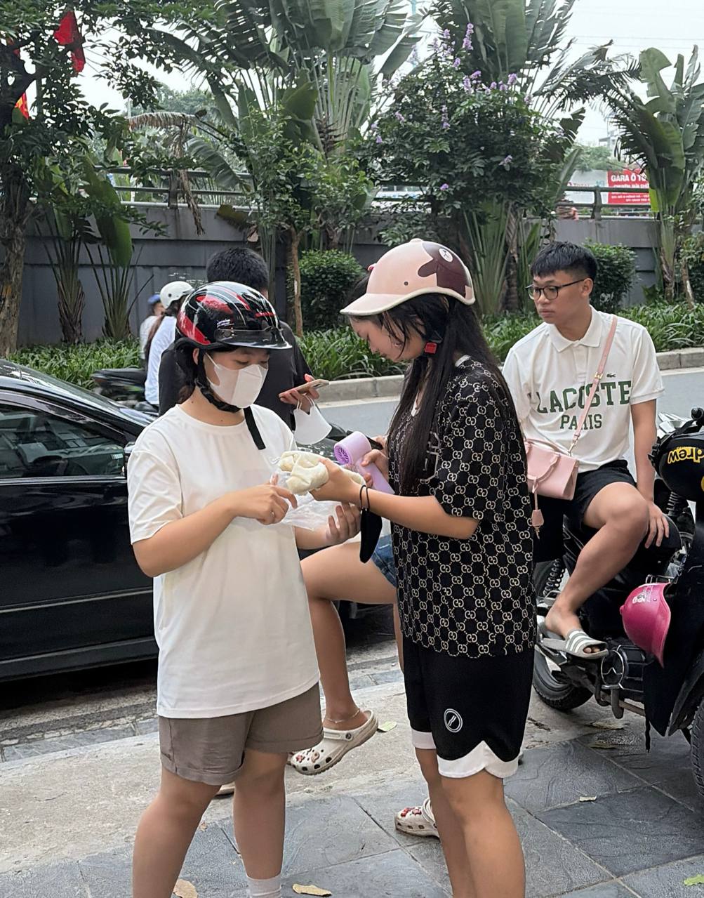 Bí ẩn quán bò bía bán chạy nhất Việt Nam: Anh chủ lên đời mặt bằng riêng, khách xếp hàng chục mét bán sạch sau 3 tiếng