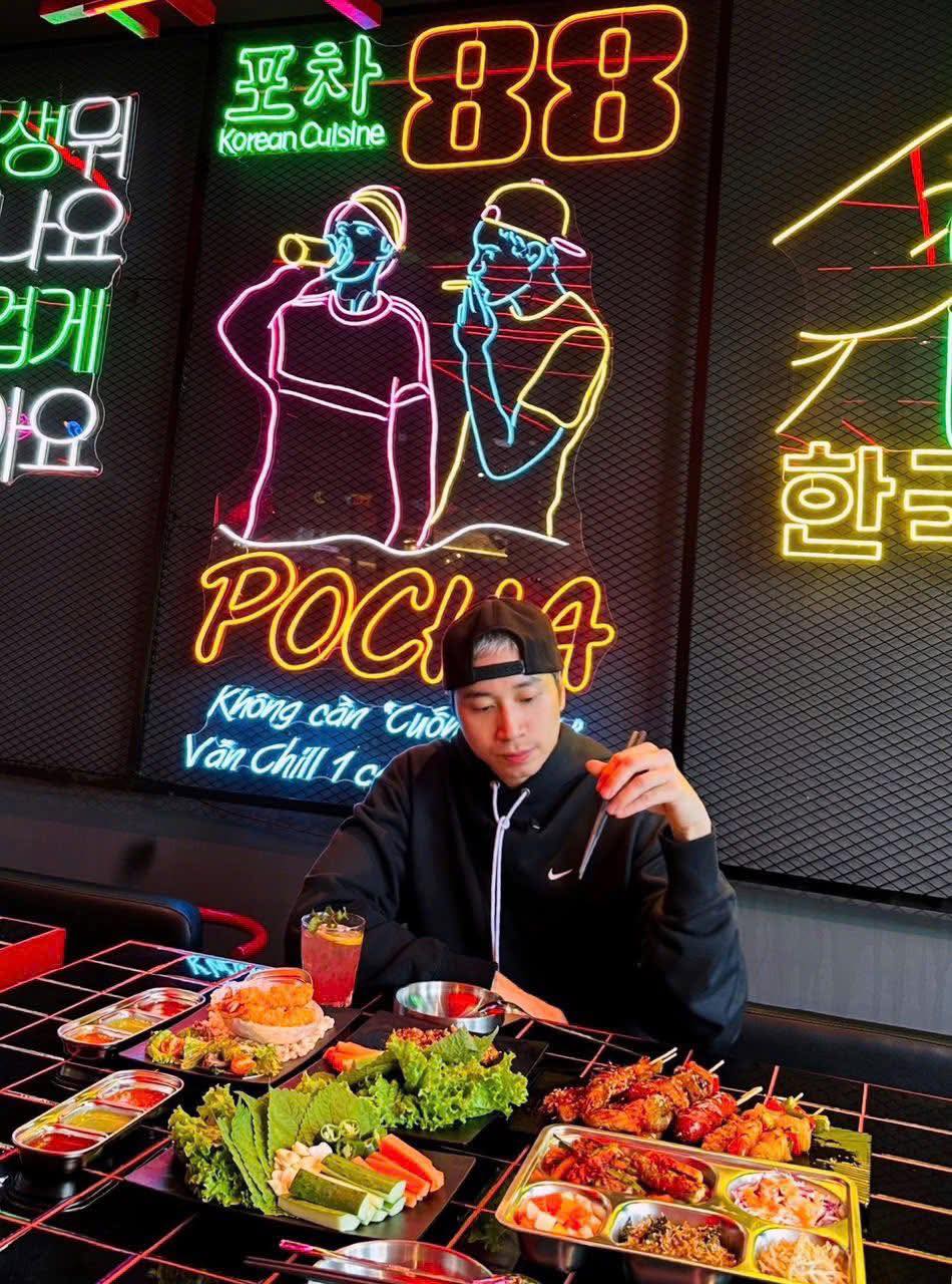 Gần đây nam rapper khai trương quán ăn phong cách Hàn Quốc mang tên 88POCHA tại Thủ Dầu Một Bình Dương