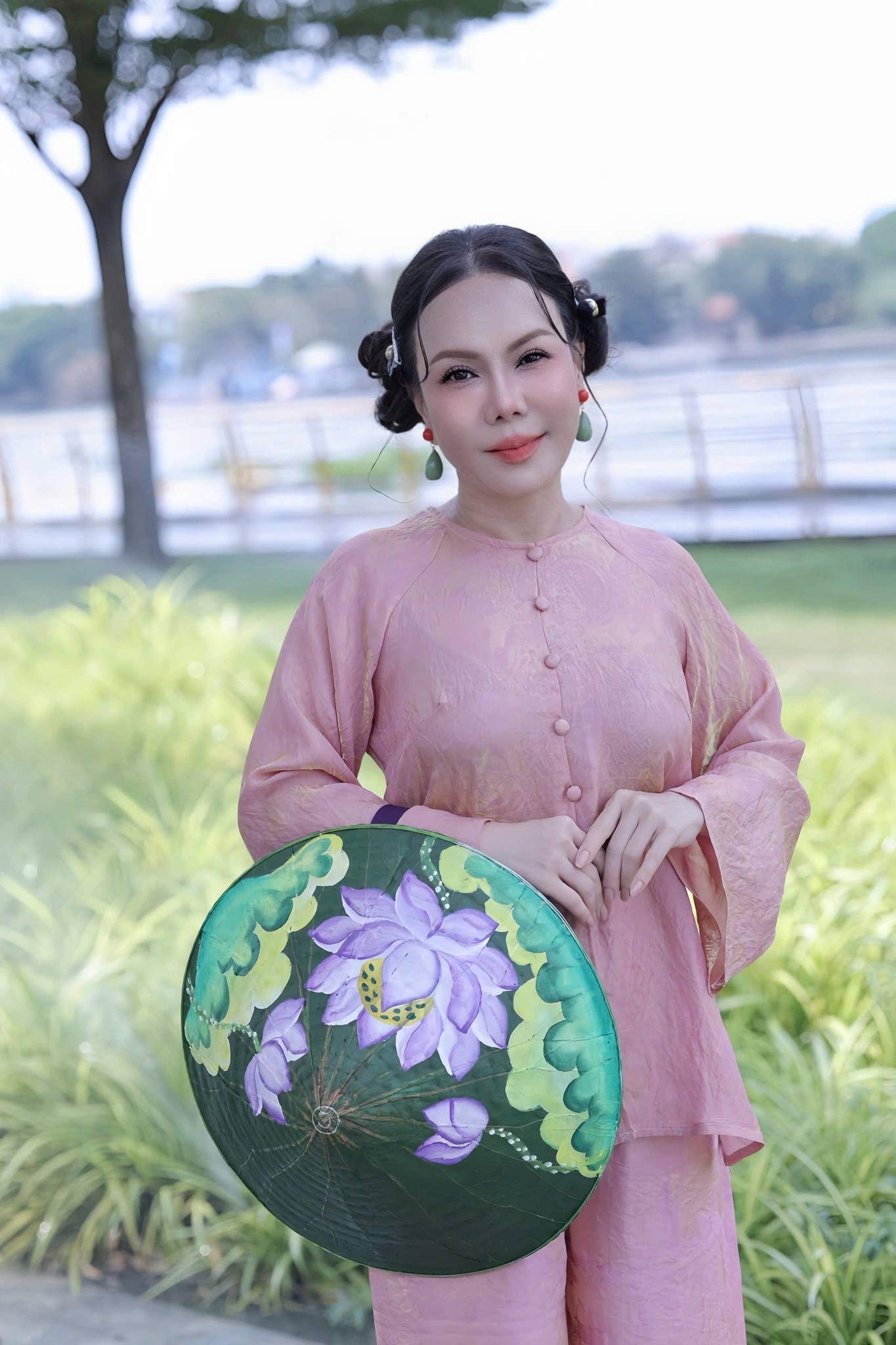   Trước những đồn đoán trên mạng, Việt Hương cho biết cô không có bất kỳ liên quan nào đến Công ty TNHH Mỹ phẩm Việt Hương vừa bị thu hồi 511 sản phẩm. Ảnh: FBNV  