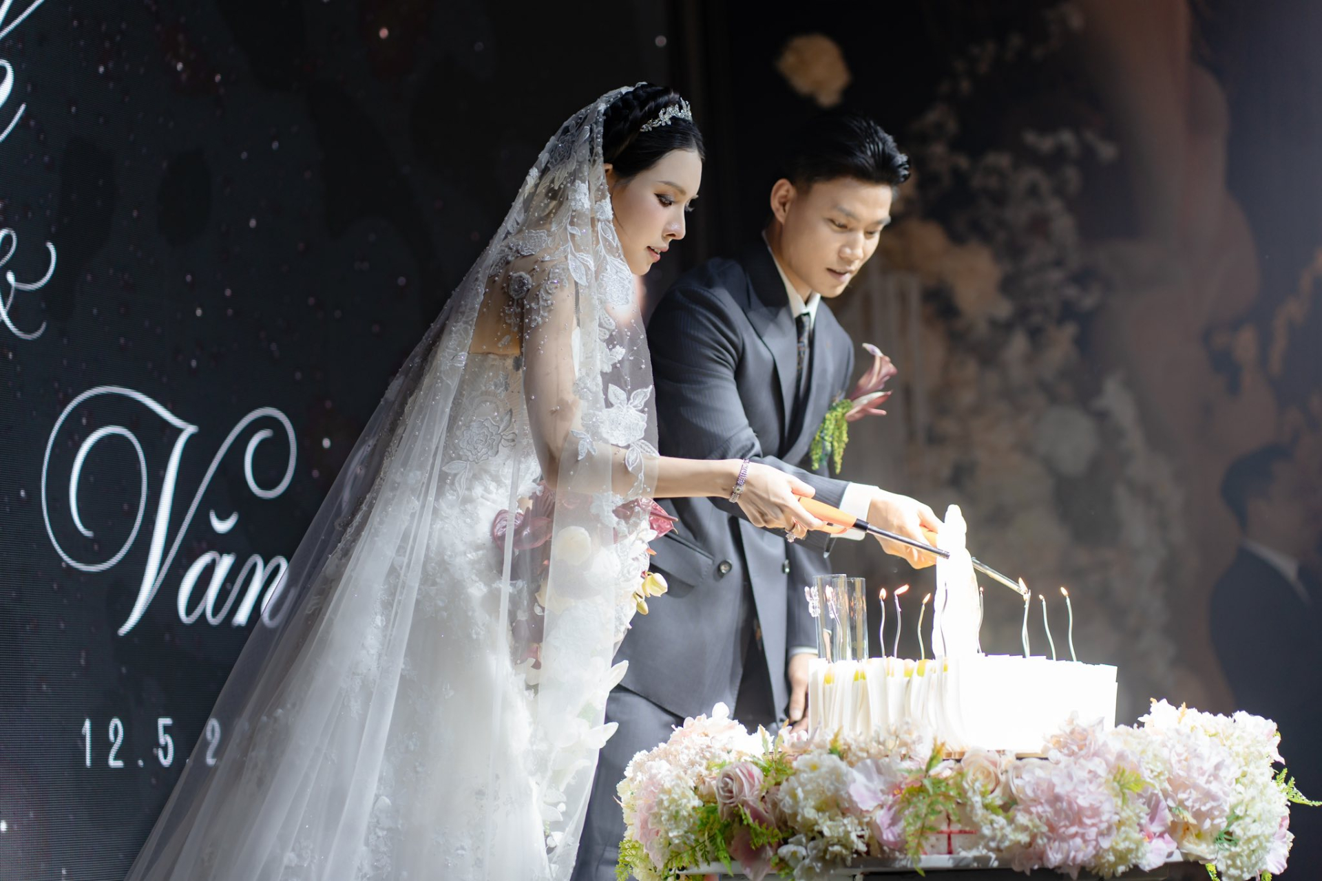 Trong loạt ảnh mới được em gái ruột của cô dâu đăng tải thì lại nhận về nhiều lời khen ngợi.