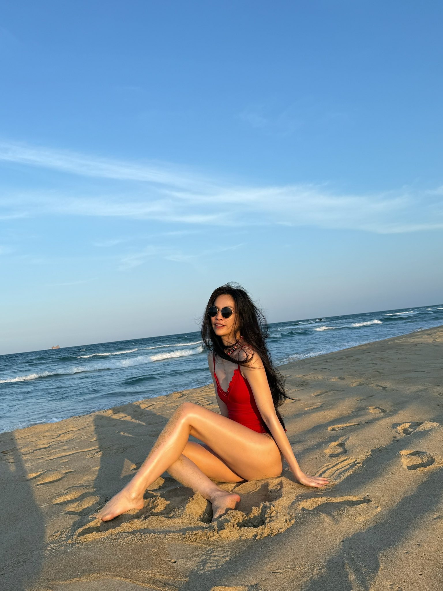 Làn da bóng khỏe, đều màu giúp giao diện nữ ca sĩ thêm phần sexy.