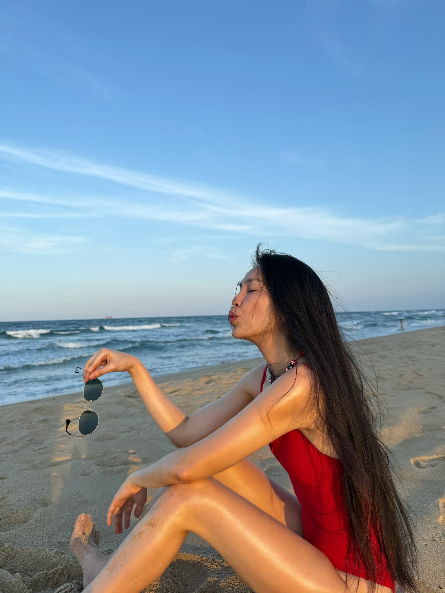 Mái tóc dài, dày chắc khỏe của người đẹp cũng khiến dân tình phải ngưỡng mộ. (Ảnh: FBNV)