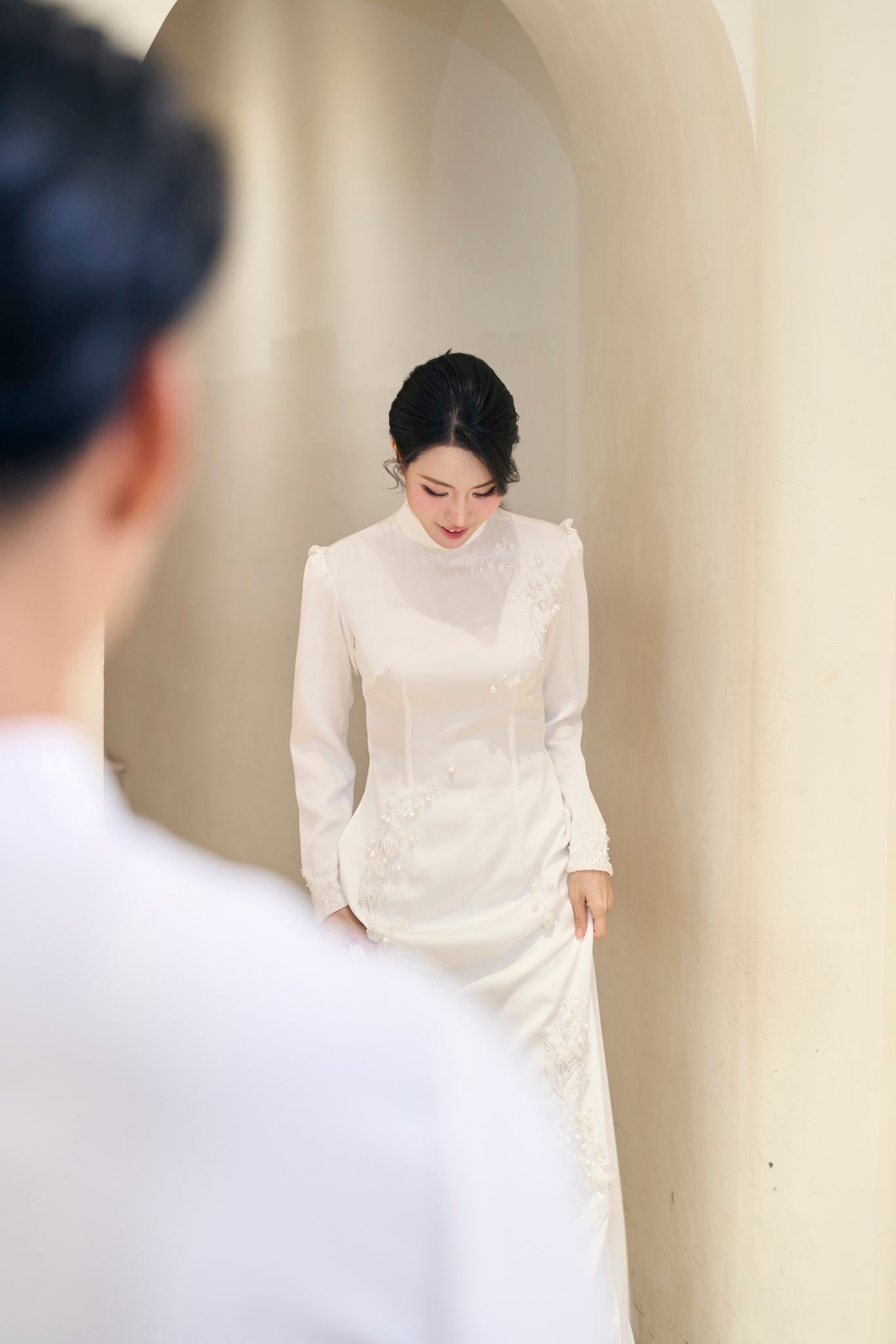 Cô nàng chọn áo dài trong đám hỏi vào ngày 16/5 tới đây, lúc đi thử váy, cô nàng makeup nhẹ, kết hợp búi tóc. Kiểu búi tóc lần này lại được nhiều cư dân mạng khen ngợi là hợp với Bích Hạnh.