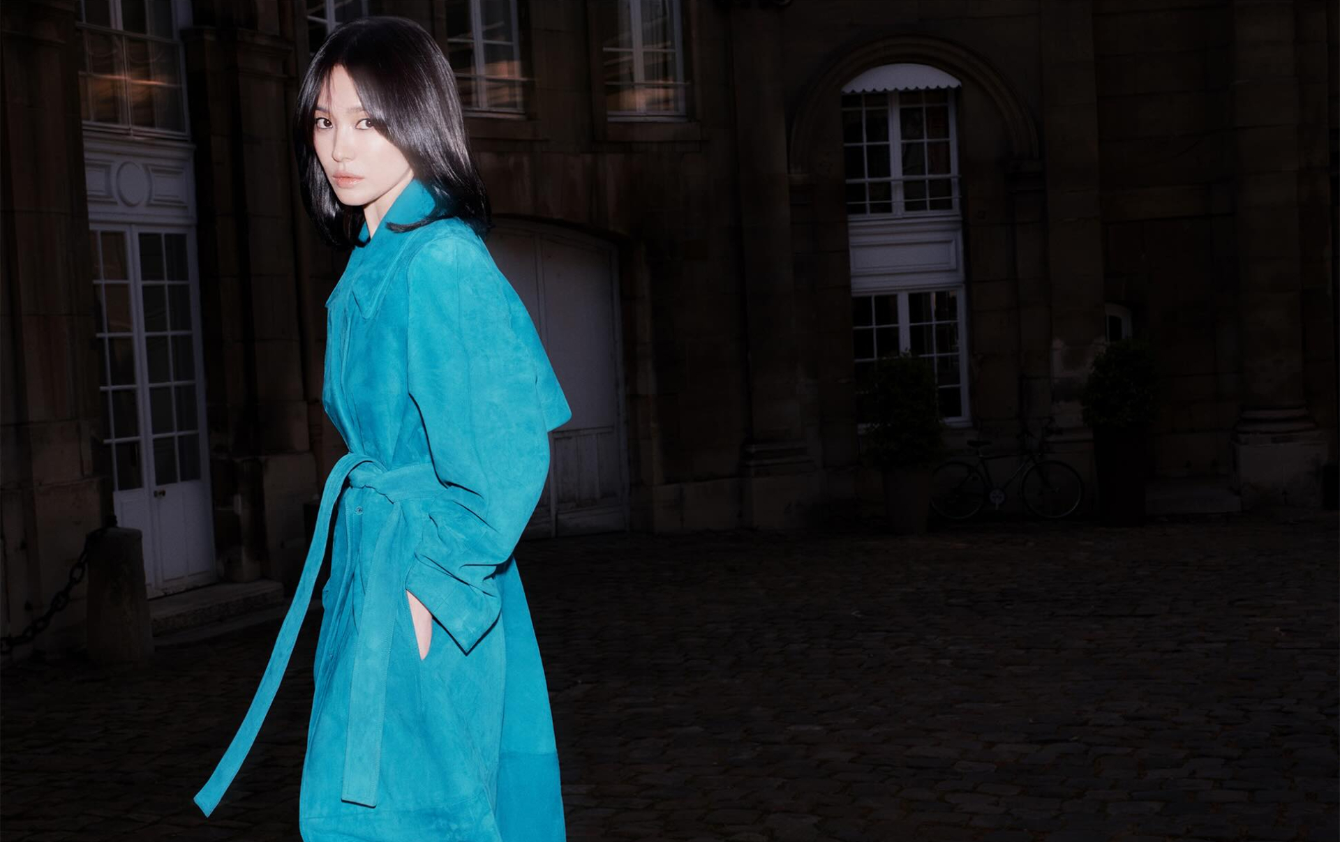 Song Hye Kyo ngái ngủ vẫn không quên đội vương miện, loạt ảnh mới gây chấn động cõi mạng