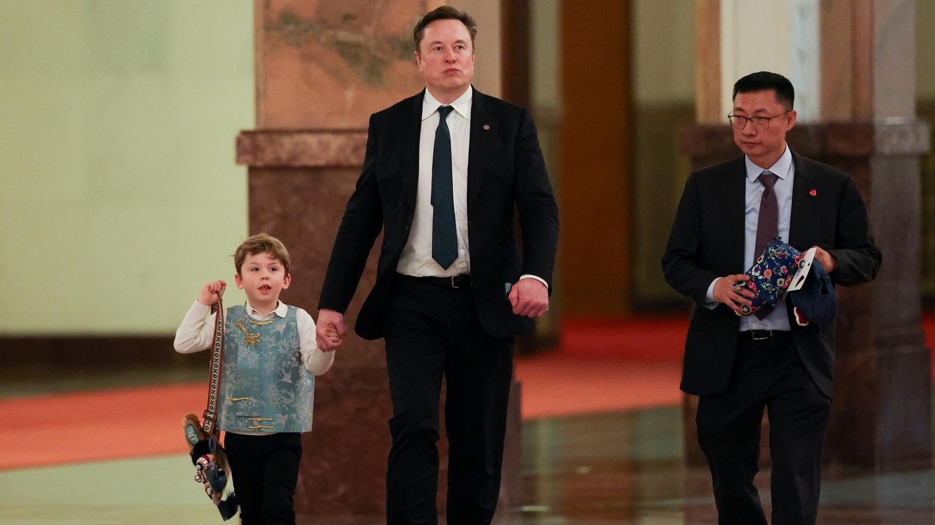 Quý tử 6 tuổi nhà Elon Musk diện đồ giá bình dân 
