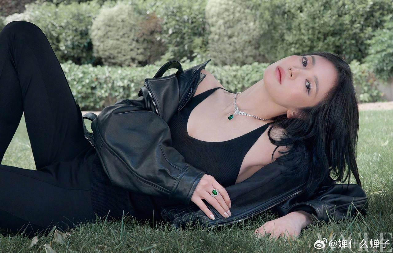 Song Hye Kyo ngái ngủ vẫn không quên đội vương miện, loạt ảnh mới gây chấn động cõi mạng