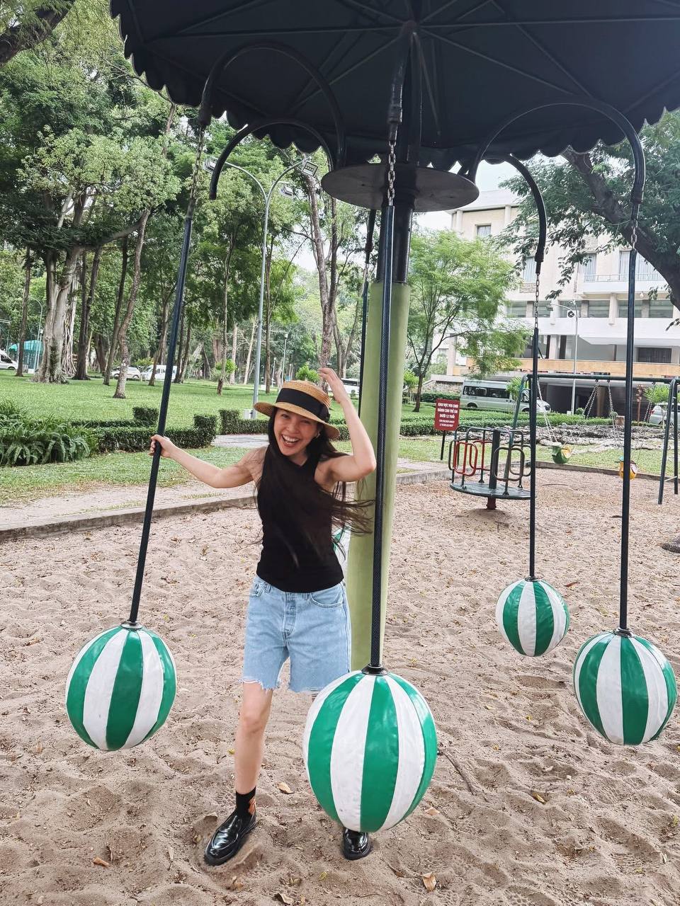 Đẳng cấp nhan sắc không chỉnh sửa của mỹ nhân Vbiz: 45 tuổi khoe da nâu, dáng nuột, mặt không thấy điểm nào lão hoá