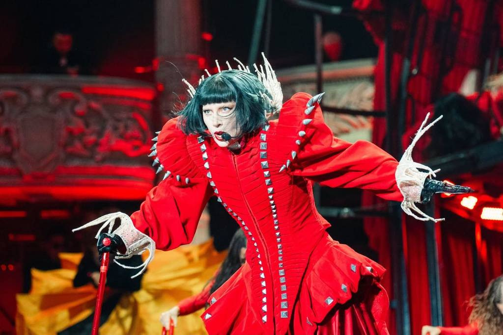 Tour diễn Mayhem Ball đã đem về cho Lady Gaga hơn 8000 tỷ đồng dù chỉ mới thông kê 74 trên tổng số 87 đêm diễn