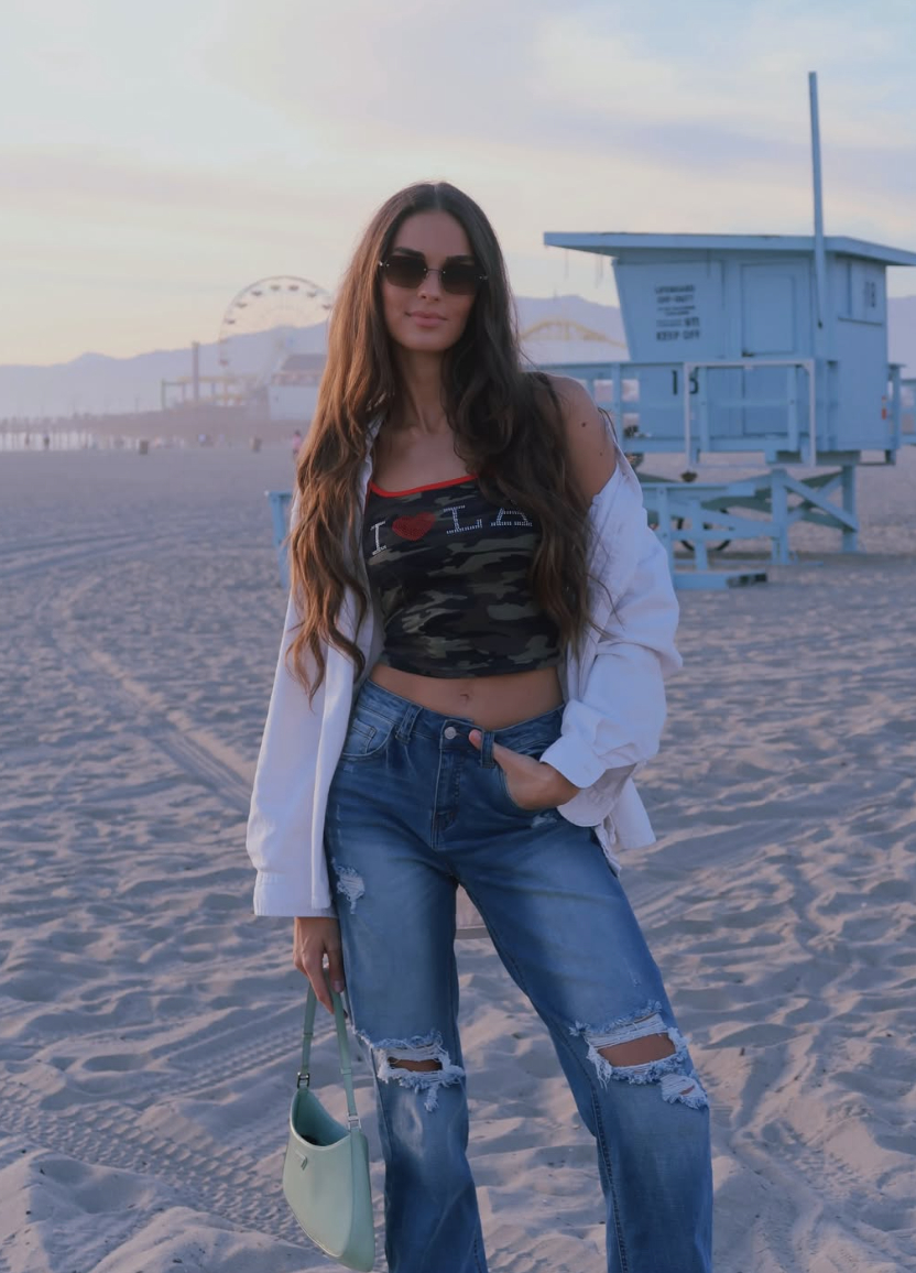  Phần lớn outfit đời thường của Alina đều mang vibe tối giản, trưởng thành.