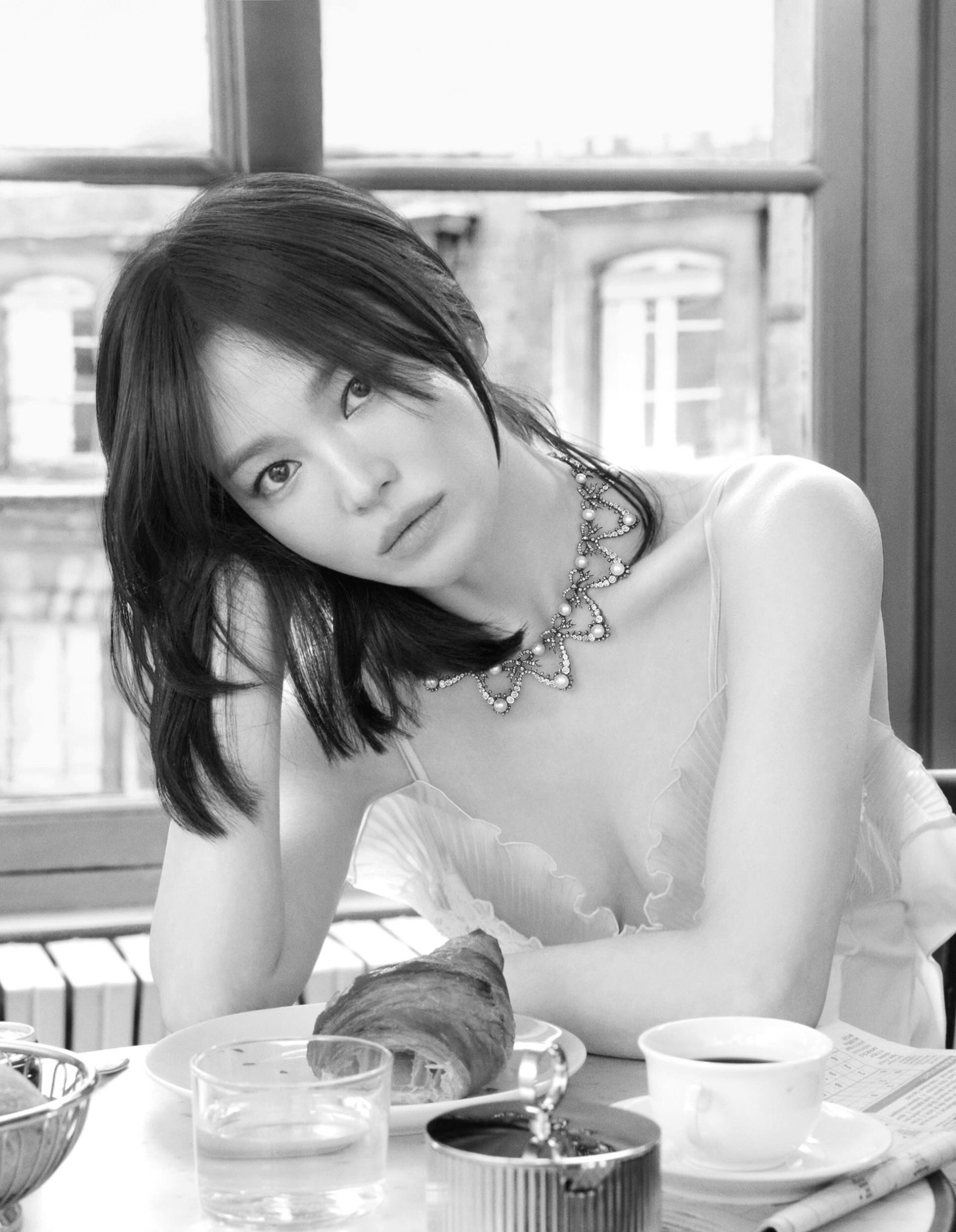 Song Hye Kyo ngái ngủ vẫn không quên đội vương miện, loạt ảnh mới gây chấn động cõi mạng