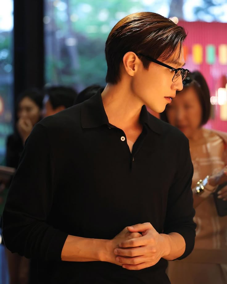 Visual nam tính cùng gương mặt góc cạnh, điển trai của Thủ tướng hot nhất màn ảnh Hàn. (Ảnh: Instagram)