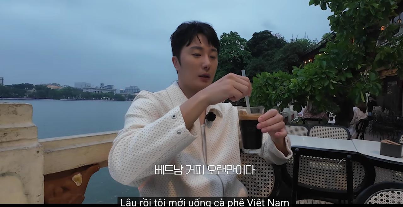 Khách Hàn nổi tiếng toàn thế giới dạo Hồ Gươm, tỉnh cả ngủ vì lỡ gọi trúng món đặc sản siêu nặng đô
