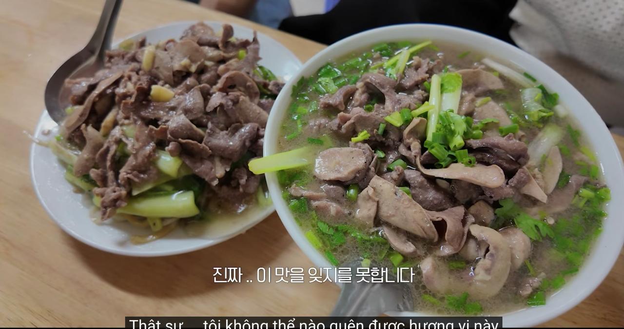 Khách Hàn nổi tiếng toàn thế giới dạo Hồ Gươm, tỉnh cả ngủ vì lỡ gọi trúng món đặc sản siêu nặng đô