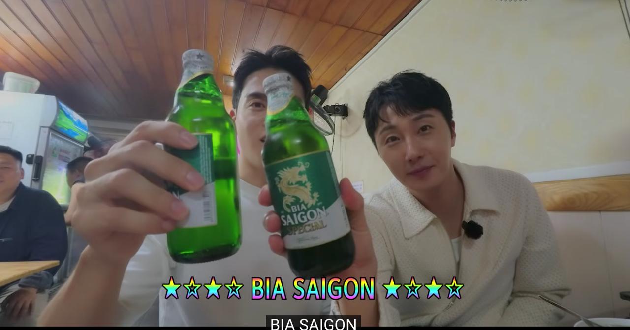 Jung Il-woo cùng YouTuber Choi Jong Rak thưởng thức phở xào Bát Đàn và uống bia Sài Gòn