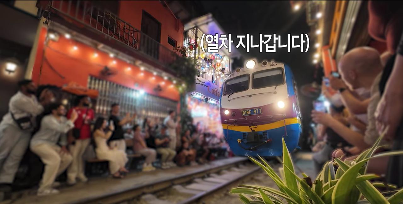 Nam tài tử tỏ ra thích thú khi thấy đoàn tàu di chuyển qua phố Phùng Hưng
