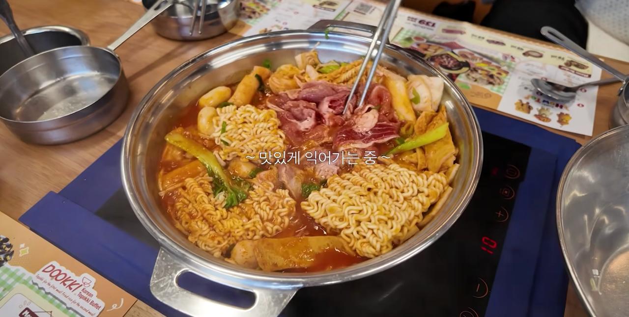 Không chỉ ăn phở xào, uống cà phê, ngắm tàu chạy, anh chàng còn ghé thăm nhà hàng buffet lẩu trên đường Trần Duy Hưng để gặp gỡ người hâm mộ