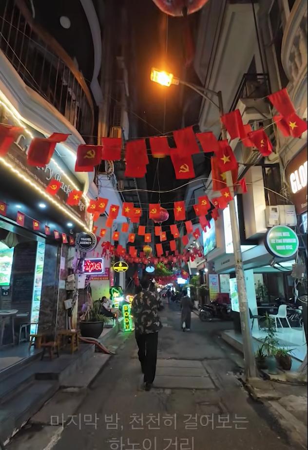 Khách Hàn nổi tiếng toàn thế giới dạo Hồ Gươm, tỉnh cả ngủ vì lỡ gọi trúng món đặc sản siêu nặng đô