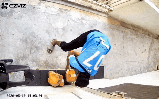 Sau đó, anh chàng lấy gói hàng rồi bỏ đi.
